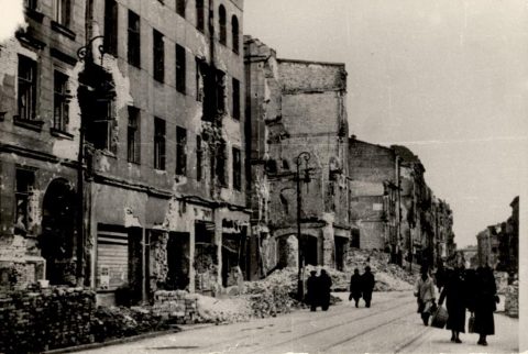 Poznań 1945  na fotografiach  Zbigniewa Zielonackiego – pocztówka 40 z 67