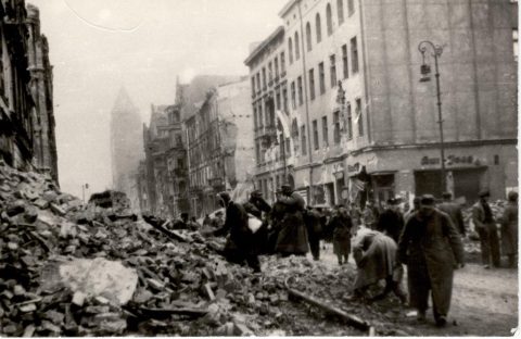 Poznań 1945  na fotografiach  Zbigniewa Zielonackiego – pocztówka 41 z 67